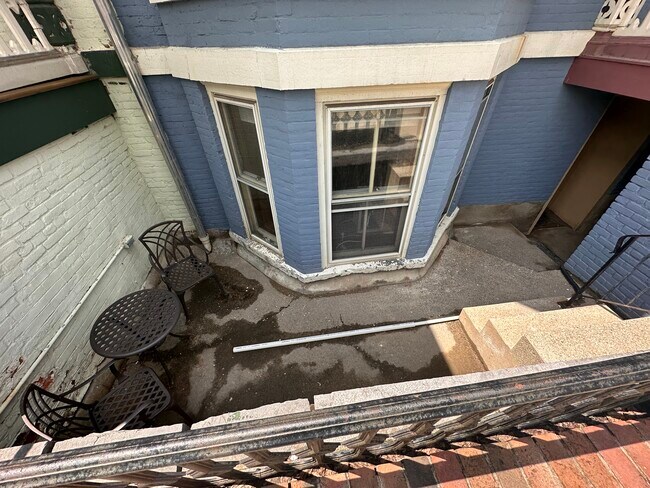 Building Photo - 33 Clinton St