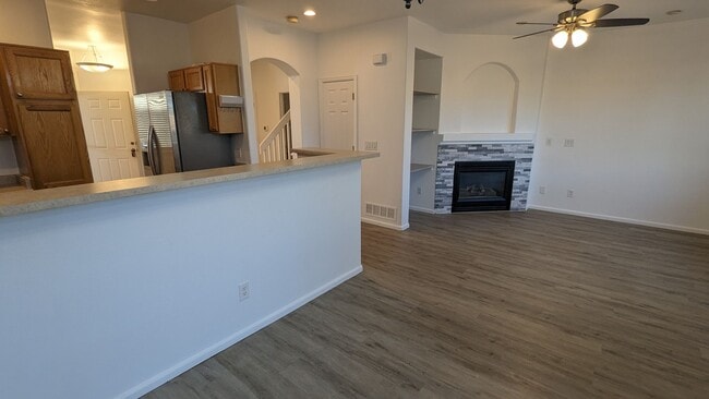 Building Photo - NICE 3 BDRM, 3 BATH, 2-CAR GARAGE + CLUBHO...