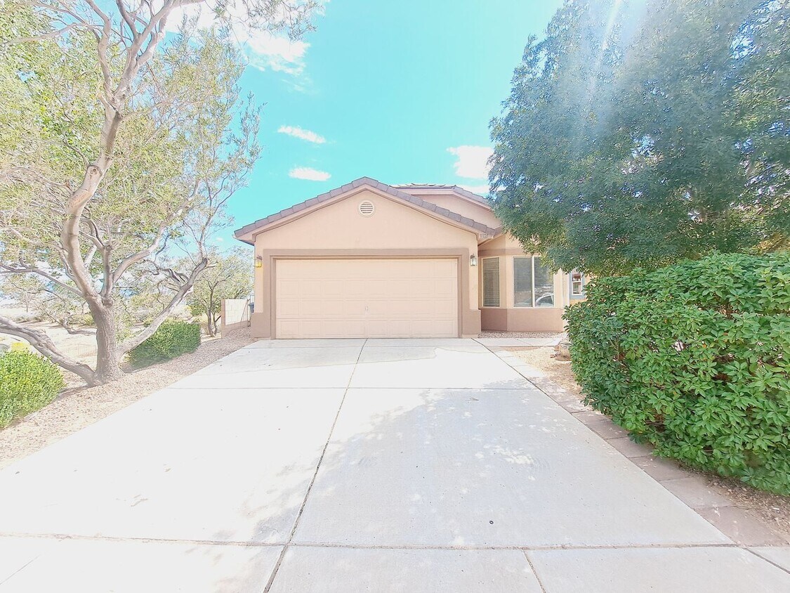 Foto principal - 3 bed 2 bath home in Huning Ranch!