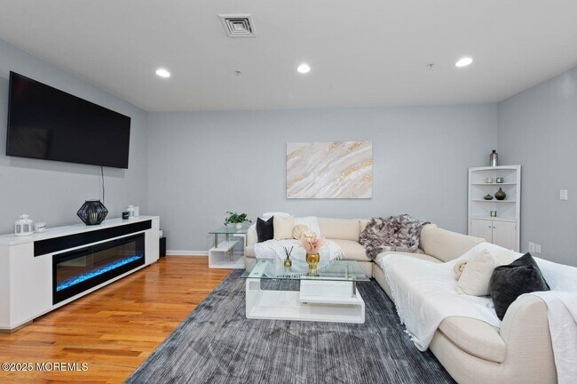 Building Photo - A162 Main St