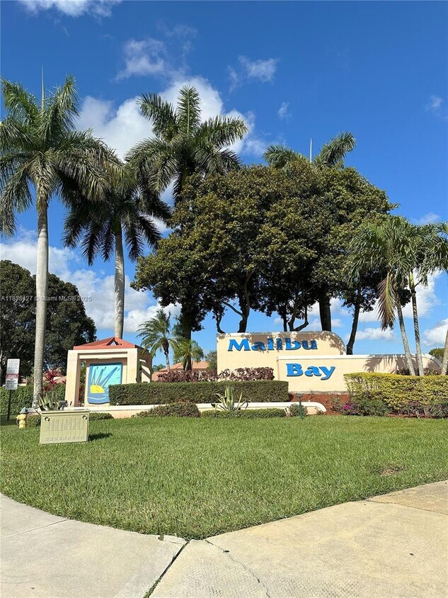 Foto principal - 762 NW 208th Ter
