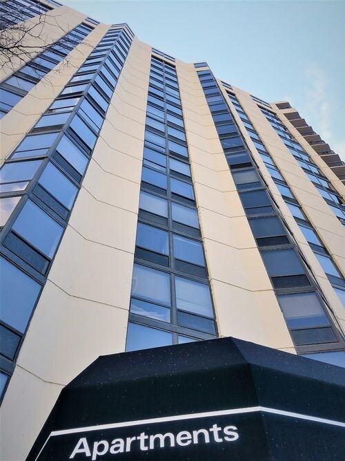 Foto principal - 1120 N LaSalle Dr