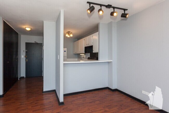 Building Photo - 5455 N Sheridan unit 3409