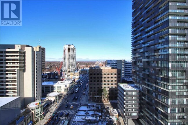 Photo du bâtiment - 1006-1008 EGLINTON Ave