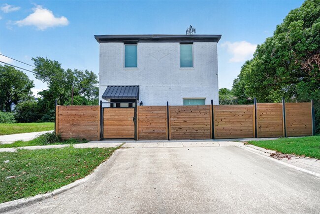 Foto del edificio - 3701 Hutchins St