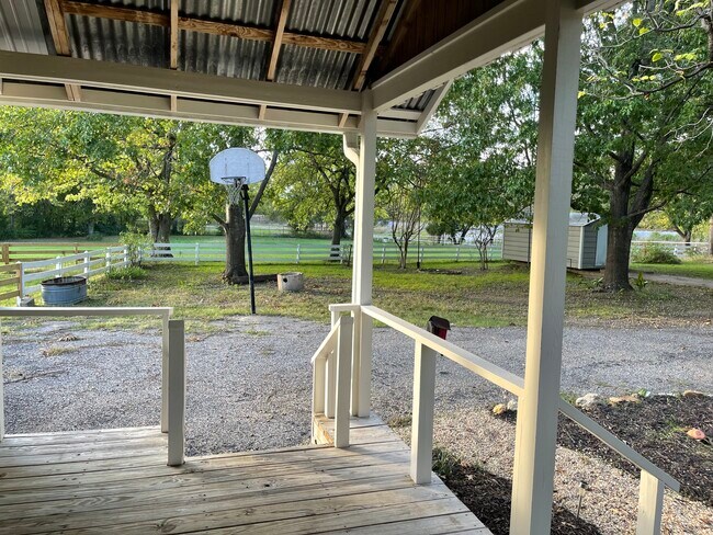 Building Photo - 600 SE Front St