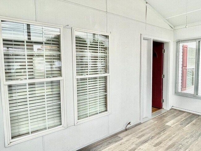 Foto del edificio - 6330 Chester Park Dr
