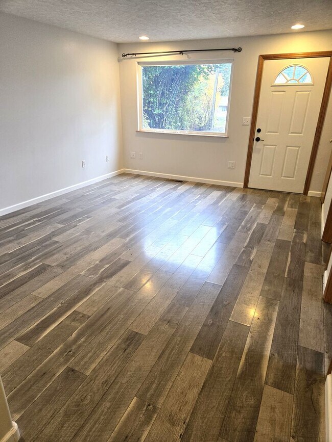 Foto del edificio - Large lot with tons of storage !  3 br , 2...