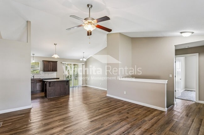 Building Photo - Large 4 bedroom 3 bathroom duplex
