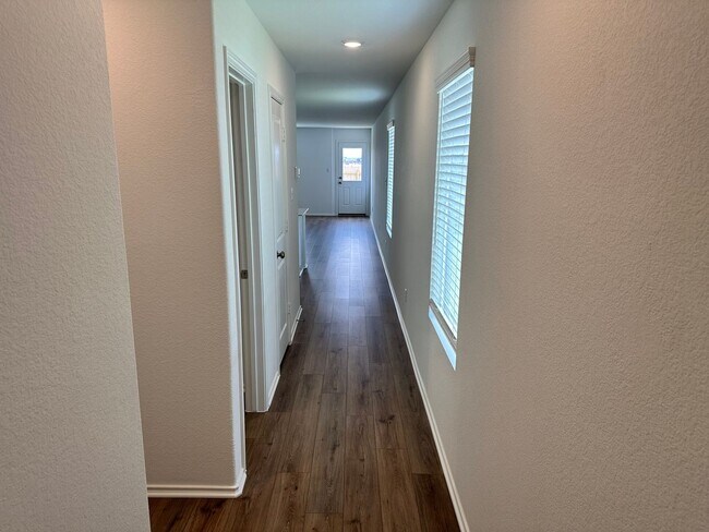 Foto del edificio - Corner Lot! 4 Bed / 2.5 Bath Home in New C...
