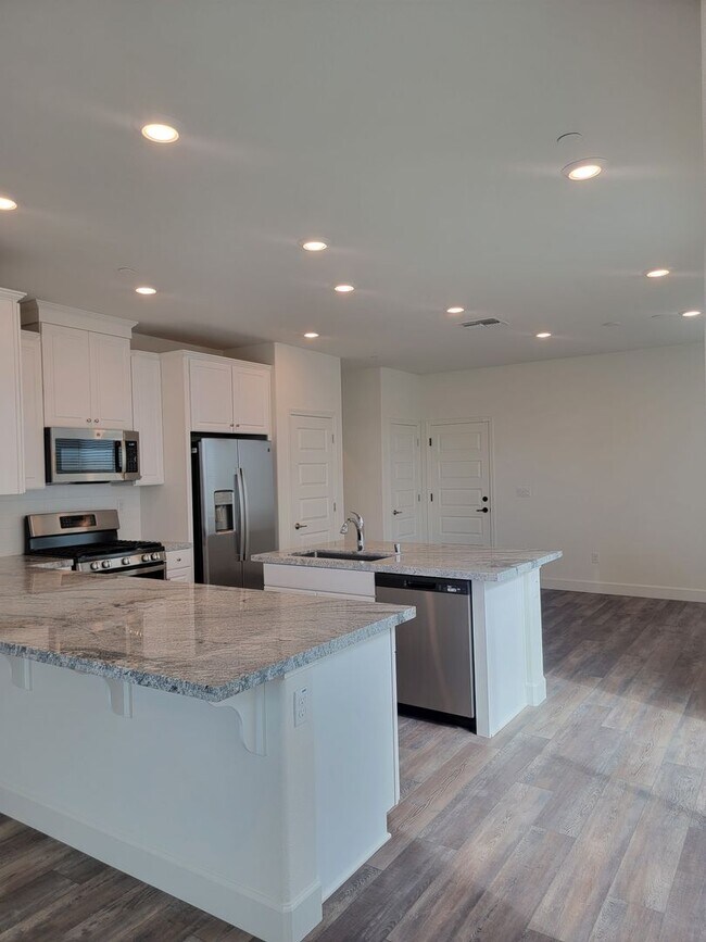 Building Photo - New Lennar Energy Efficient 3 bedroom & 2....