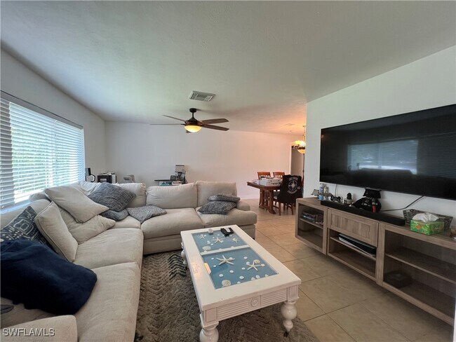 Foto del edificio - 858 Rose Way