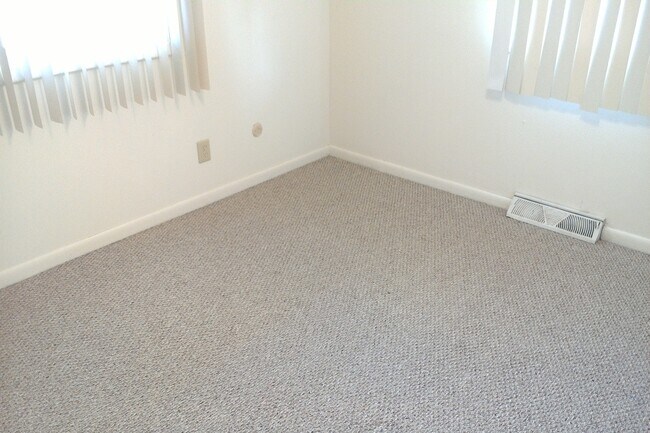 Building Photo - 207 Pfeffer Road, Unit 2 BR
