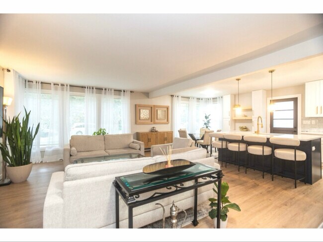 Foto del edificio - 726 Lawler Ave