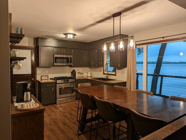 Building Photo - 6806 Sunset Strip NW