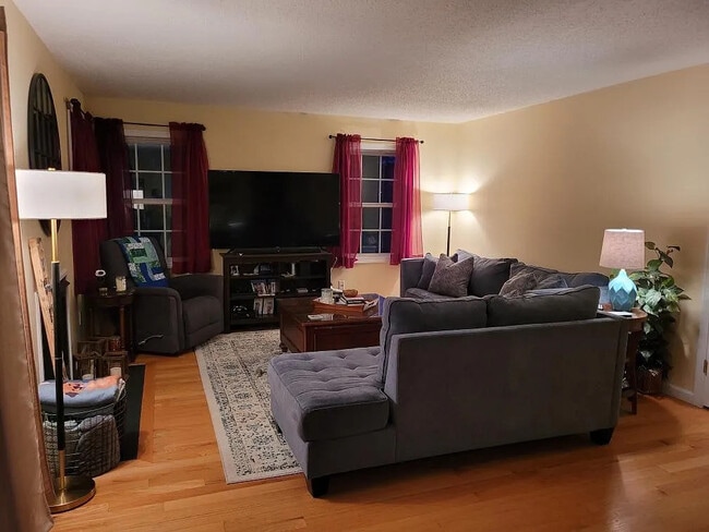 Building Photo - 1701 Sky View Dr