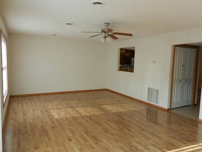 Gran sala - 707 Savannah Ave