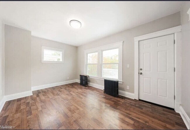 Foto del edificio - 2 br, 1 bath Triplex - 1235 Donald Avenue ...