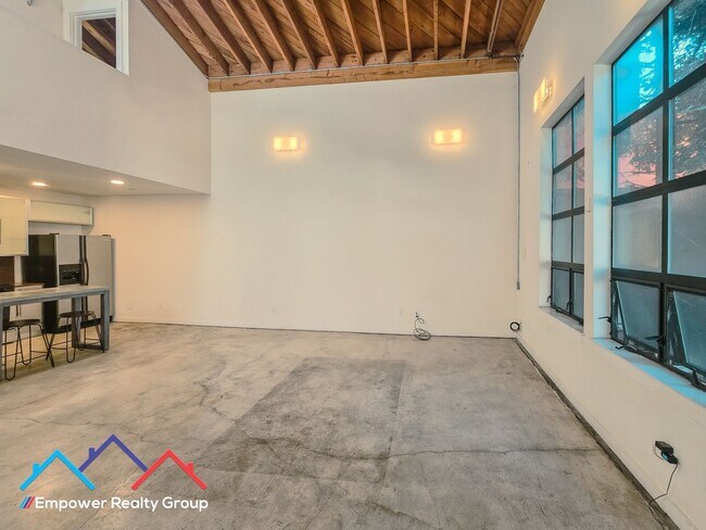Building Photo - 1 Bed 1.5 Bath Loft in Desired Emeryville/Oakland Neighborhood