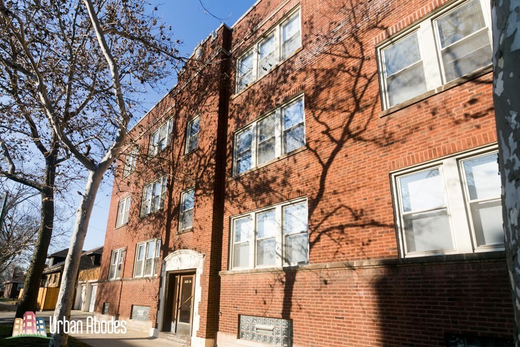 Primary Photo - 2434 W Hillcrest Dr