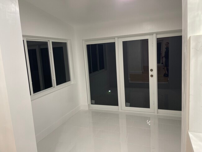 Building Photo - 2000 SW 17th St