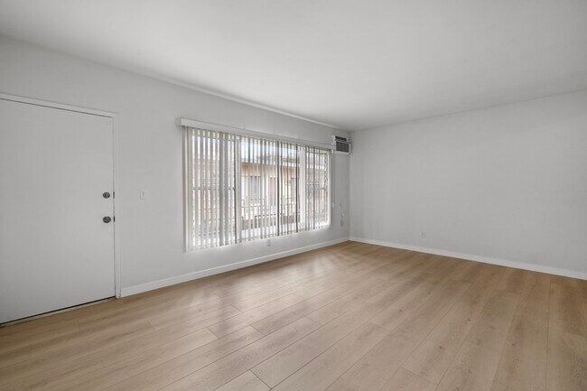 Foto del edificio - 147 N Lapeer Dr