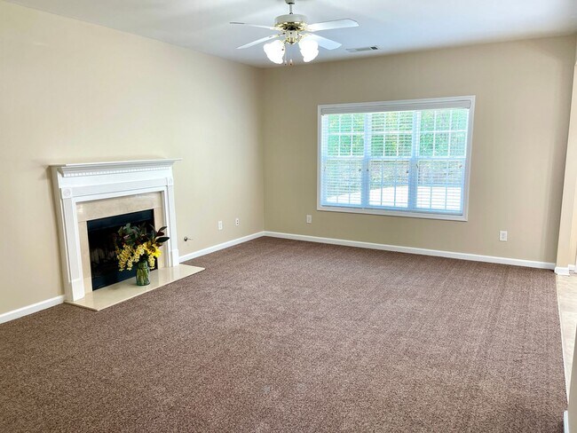 Building Photo - Welcome to this charming 4 bedroom, 2.5 ba...