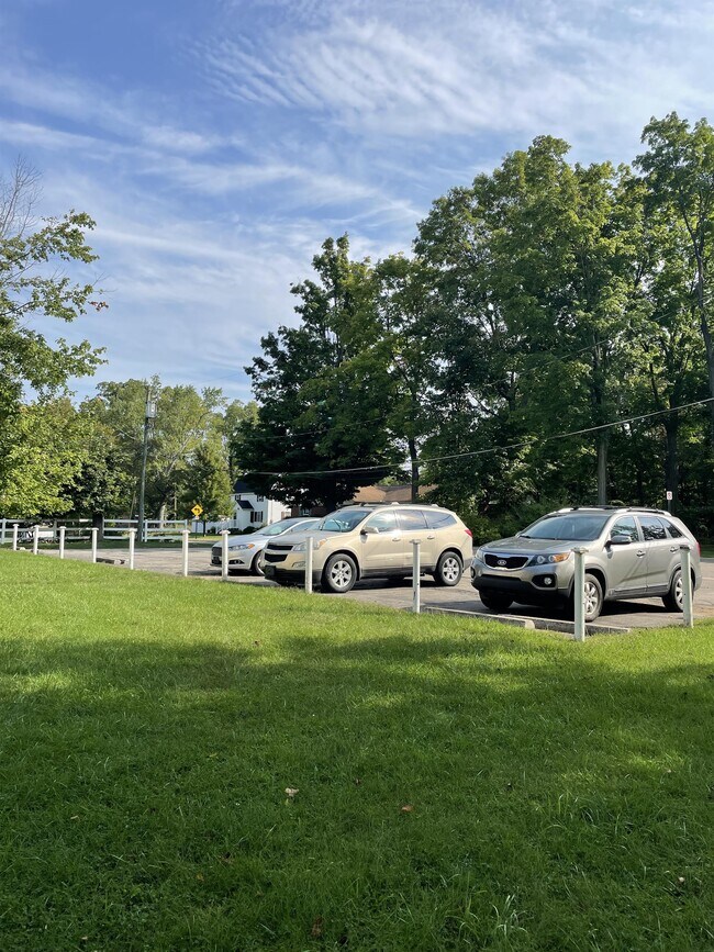 101 Riverdale St Unit 3, Hillsdale, MI 49242 Room for Rent in