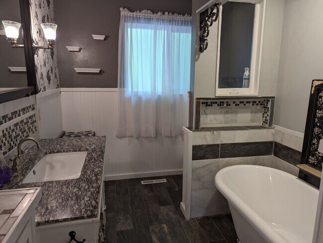 Foto del edificio - Luxurious 4 bedroom 2 bath house with river view - pet-friendly!