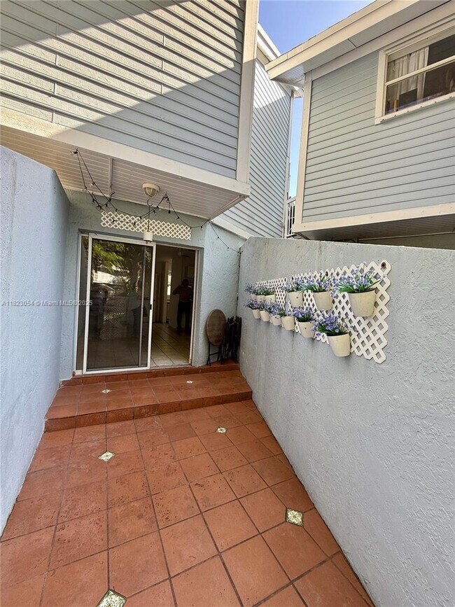 Foto del edificio - 798 Crandon Blvd