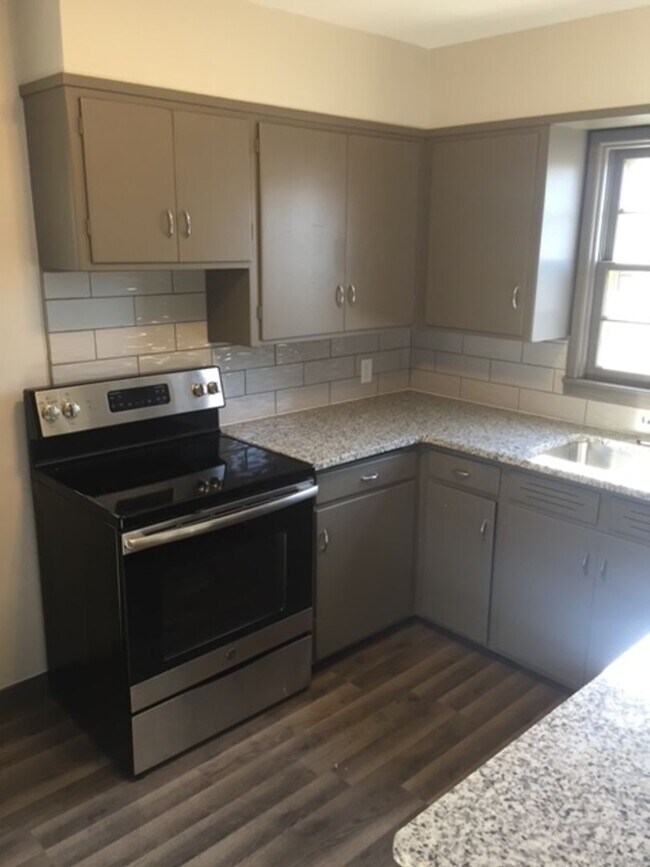 Foto del edificio - Fully Updated 2 Bedroom 1 Bath with 2 Stall Attatched Garage