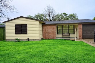 Building Photo - 1505 15th Ave N