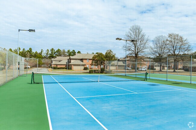 Cancha de tenis iluminada - The Wyndham Apartments