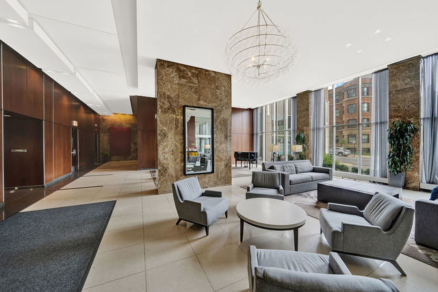 Foto del edificio - 655 W Irving Park Rd