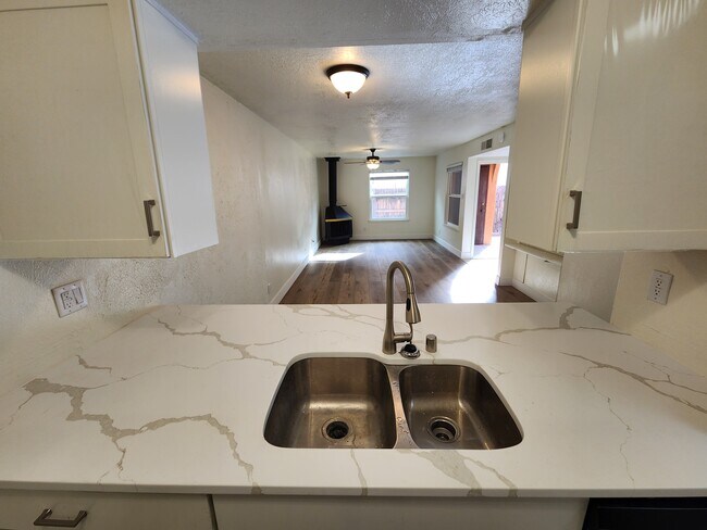 Building Photo - 2804 Palo Verde Dr NE