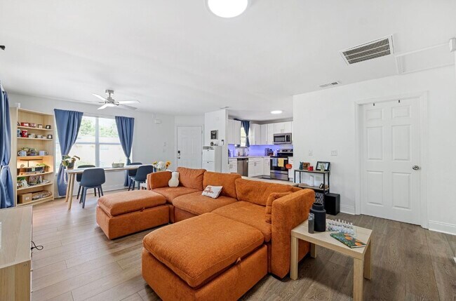 Sala/Comedor/Cocina - 3801 Carroway St