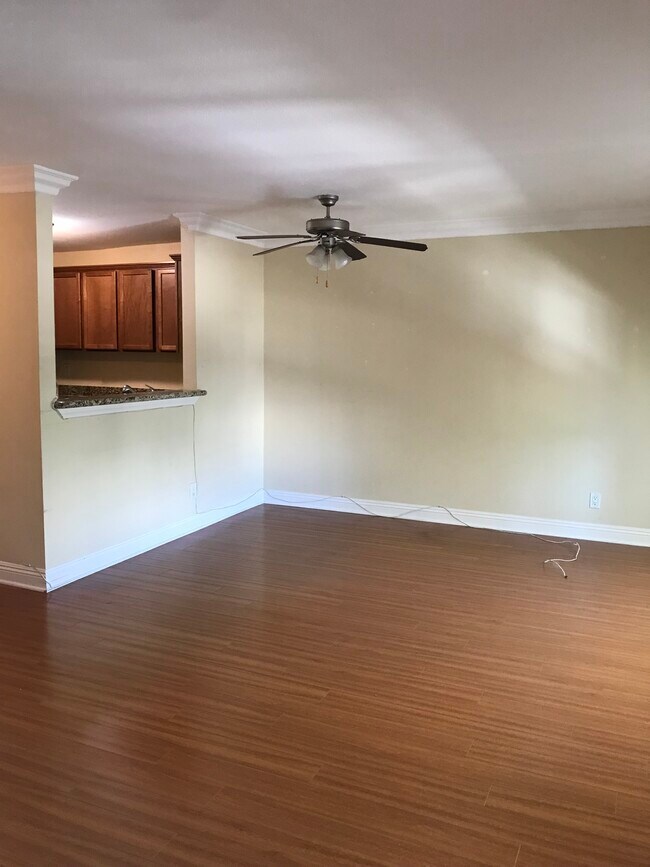 Foto del edificio - 355 N Maple St