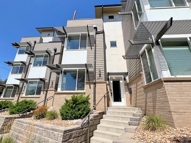 Photo - 2411 W Argyle Pl House