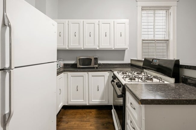 Building Photo - 1529 W Nelson St