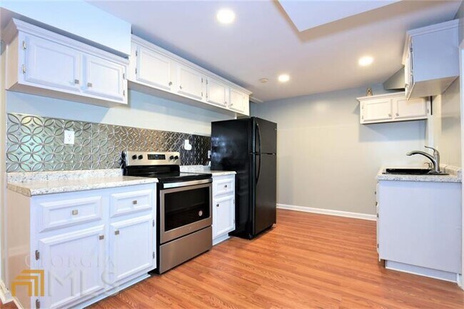 Building Photo - 2945 Riverbend Dr