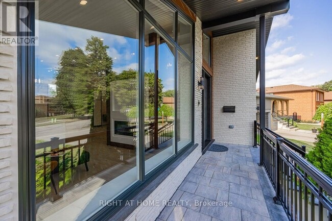 Building Photo - 690 Hillman Crescent