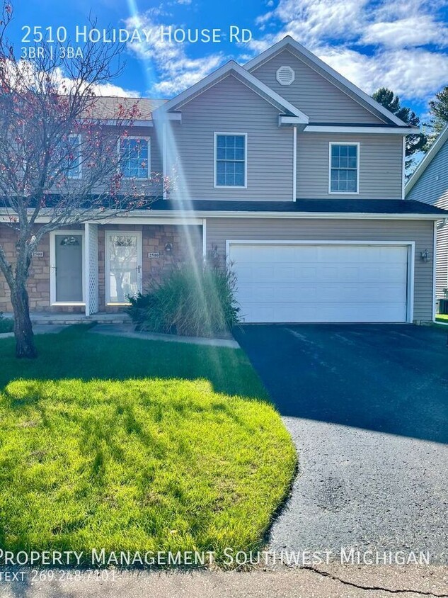 Primary Photo - Beautiful Town House