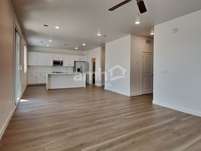 Foto del edificio - 9721 W Tamarisk Ave