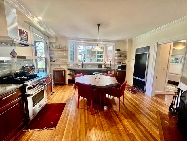 Building Photo - 5 Greenough St