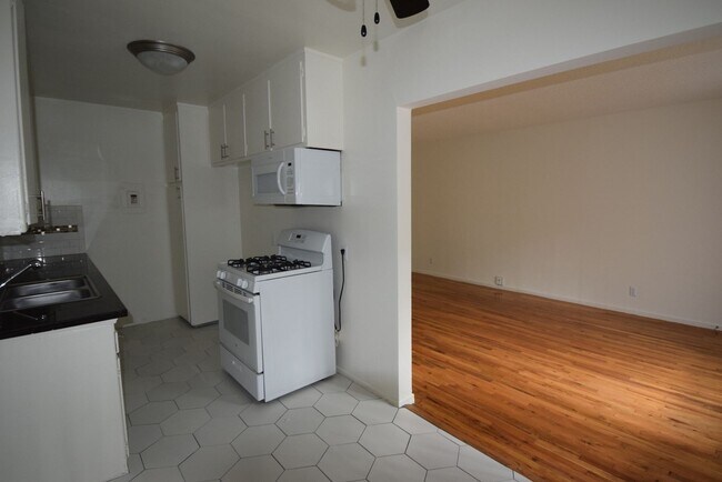 Foto del edificio - 6271 Kester Ave