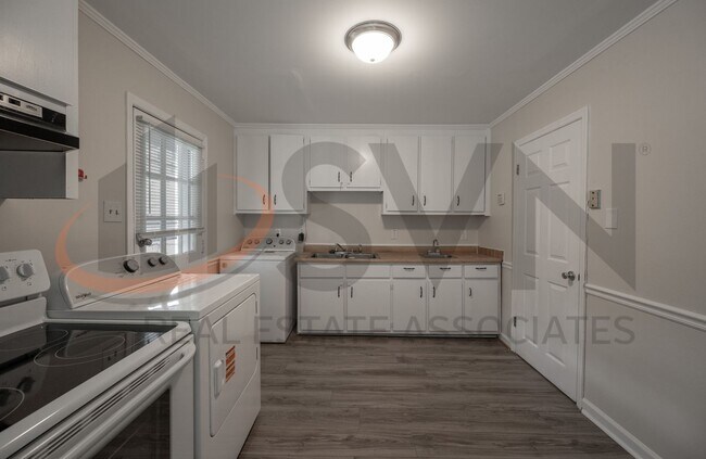 Foto del edificio - 3BR, 1.5BA Durham Gem with Fenced Front & Back Yard!
