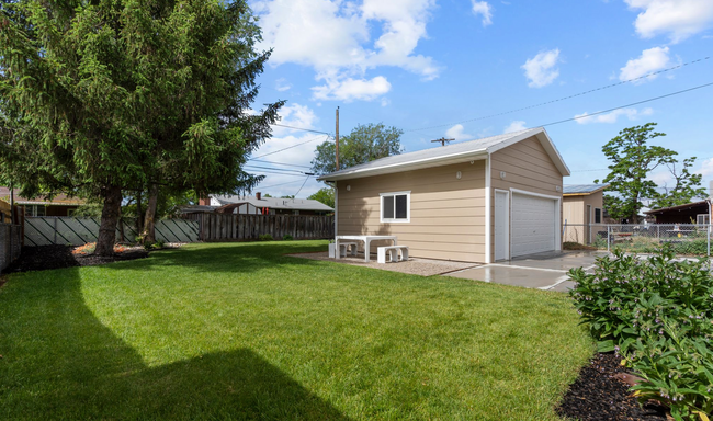 Building Photo - Freshly Renovated 3 Bed 2 Bath Home!