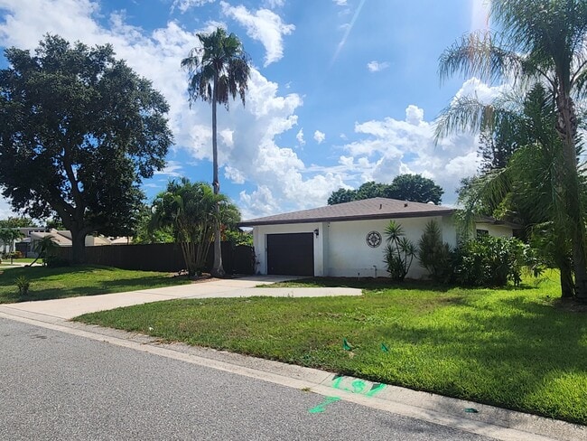 Building Photo - 210 Applewood Cir