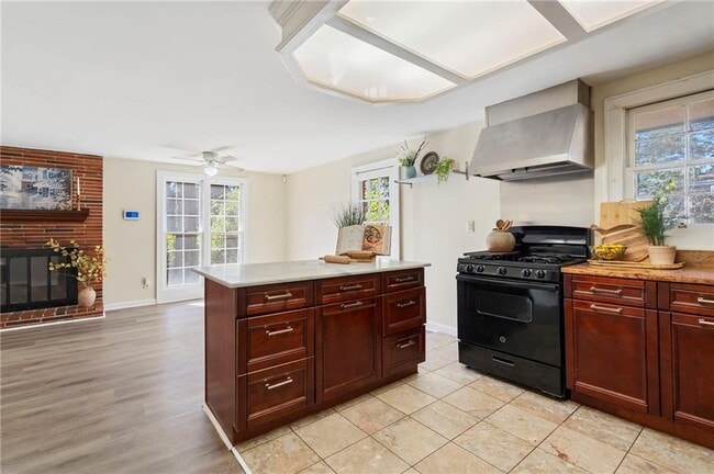 Building Photo - 2451 Warwick Cir NE