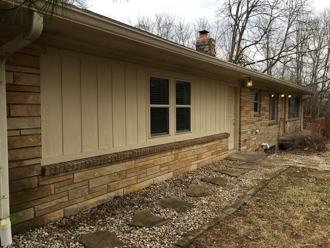 Building Photo - Wonderful 3 Bedroom 3 Bathroom Stone Ranch...